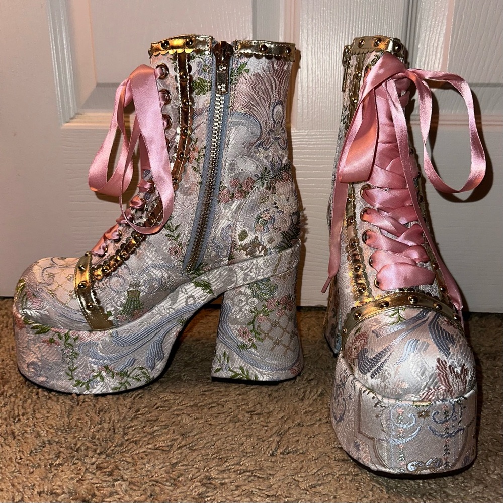 Sugar Thrillz Dolls Kill ‘FAIREST OF ALL’ Brocade Platform Boots NEW 9 - Picture 7 of 10